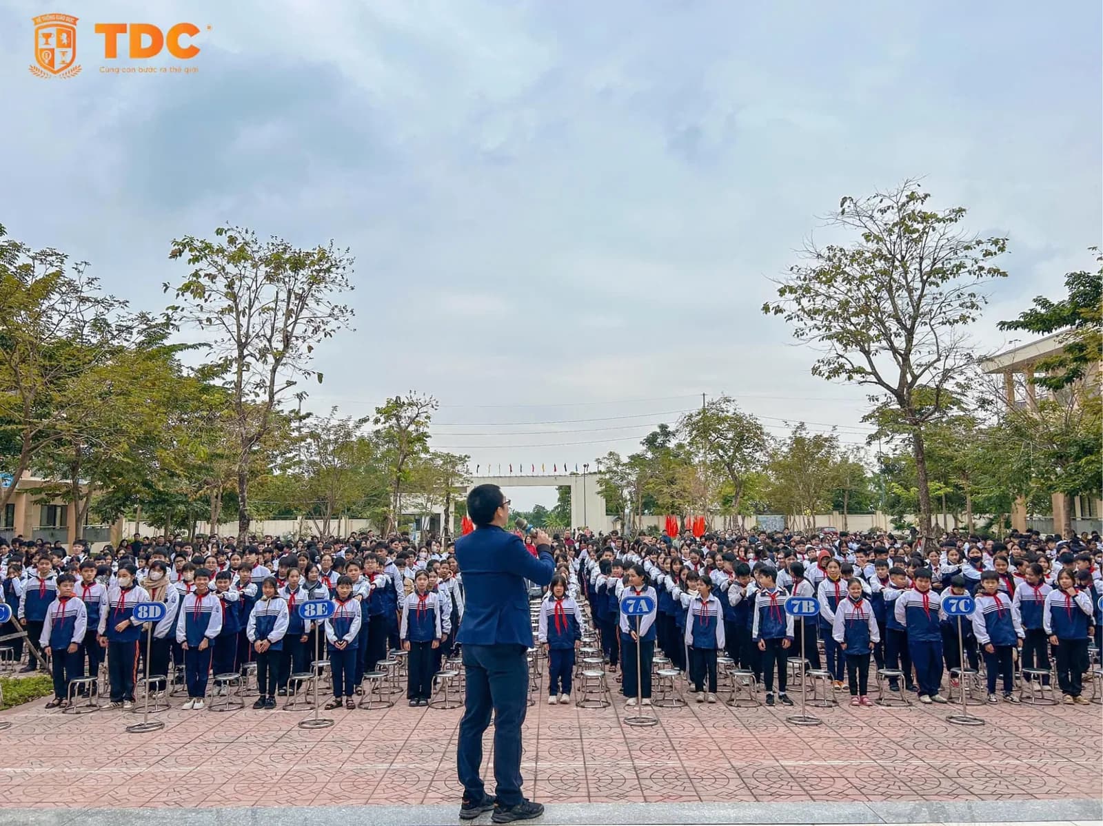 ThS. Lê Văn Thành truyền cảm hứng trước đông đảo học sinh