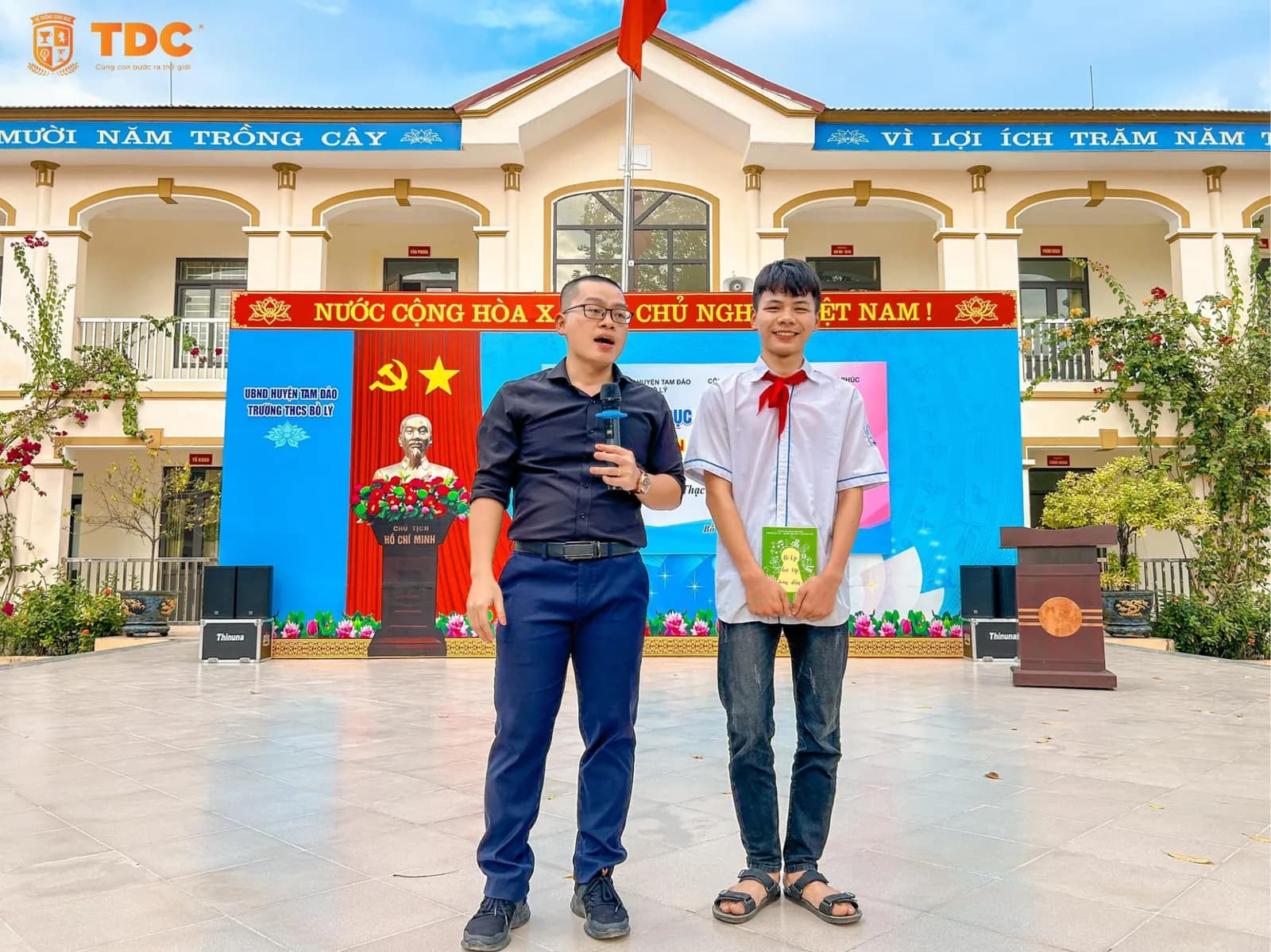 ThS. Lê Văn Thành trao đổi cùng một học sinh